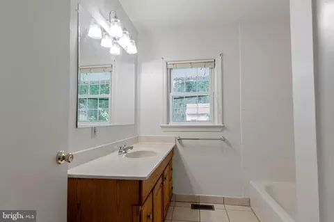Bath - 18724 Kerill Rd, Triangle, VA 22172 photo 1 of 2