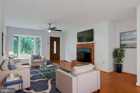 Living - 18724 Kerill Rd, Triangle, VA 22172 photo 2 of 5
