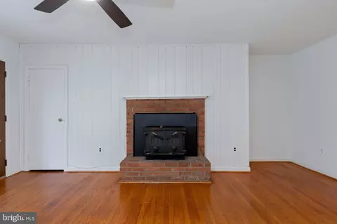 Living - 18724 Kerill Rd, Triangle, VA 22172 photo 3 of 5