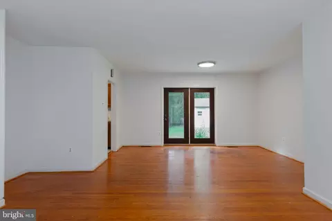 Living - 18724 Kerill Rd, Triangle, VA 22172 photo 4 of 5