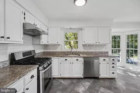 Kitchen - 11198 Privates Ct, Manassas, VA 20109 photo 3 of 4