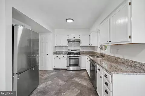 Entry Way - 11198 Privates Ct, Manassas, VA 20109 photo 6 of 11