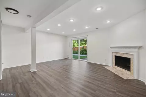 Living - 11198 Privates Ct, Manassas, VA 20109 photo 3 of 5