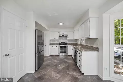 Entry Way - 11198 Privates Ct, Manassas, VA 20109 photo 5 of 11