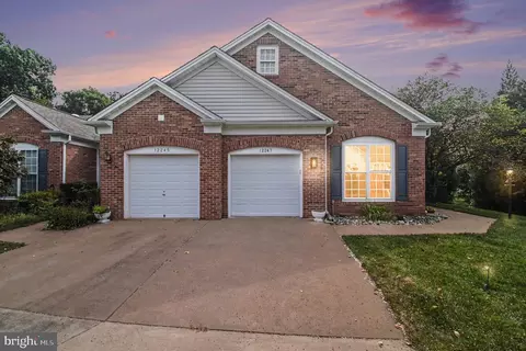 12247 Seaford Ct, Woodbridge, VA 22192