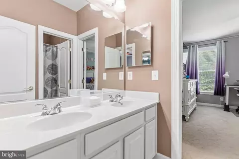 Entry Way - 5501 Evesham Ct, Woodbridge, VA 22192 photo 4 of 5