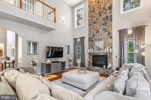 Living - 5501 Evesham Ct, Woodbridge, VA 22192 photo 1 of 4