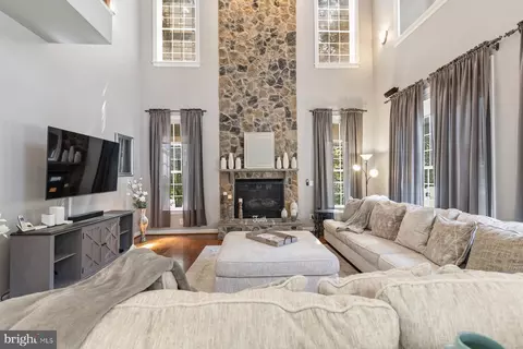 Living - 5501 Evesham Ct, Woodbridge, VA 22192 photo 2 of 4