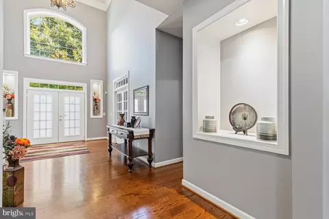 Entry Way - 5501 Evesham Ct, Woodbridge, VA 22192 photo 2 of 5