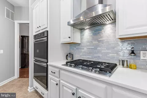 Kitchen - 5501 Evesham Ct, Woodbridge, VA 22192 photo 2 of 7