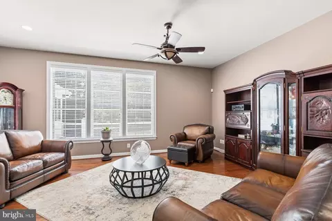 Living - 5501 Evesham Ct, Woodbridge, VA 22192 photo 3 of 4