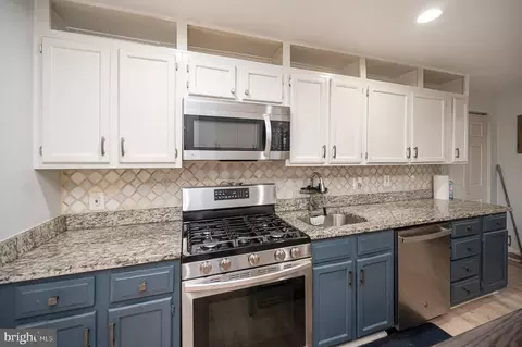 Kitchen - 3932 Oakdale Cir, Triangle, VA 22172 photo 3 of 6