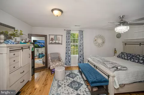 Bedroom - 3932 Oakdale Cir, Triangle, VA 22172 photo 6 of 6