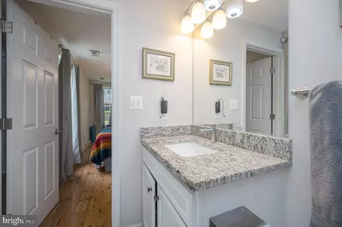 Bath - 3932 Oakdale Cir, Triangle, VA 22172 photo 3 of 5
