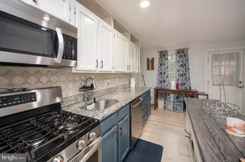 Entry Way - 3932 Oakdale Cir, Triangle, VA 22172 photo 5 of 6