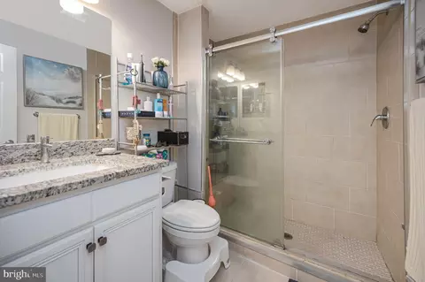 Bath - 3932 Oakdale Cir, Triangle, VA 22172 photo 4 of 5