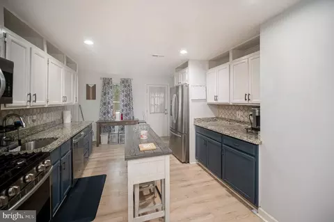 Entry Way - 3932 Oakdale Cir, Triangle, VA 22172 photo 4 of 6