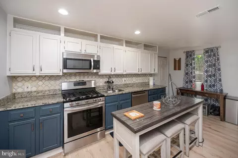 Kitchen - 3932 Oakdale Cir, Triangle, VA 22172 photo 2 of 6