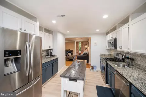 Kitchen - 3932 Oakdale Cir, Triangle, VA 22172 photo 4 of 6