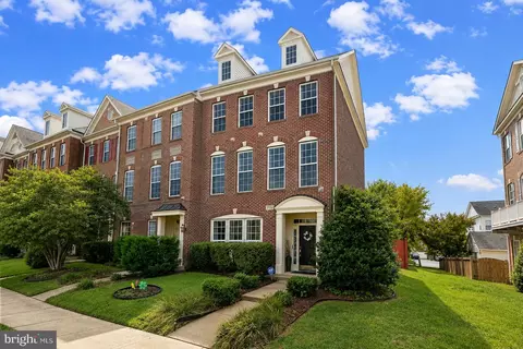2725 Celestial Dr, Woodbridge, VA 22191
