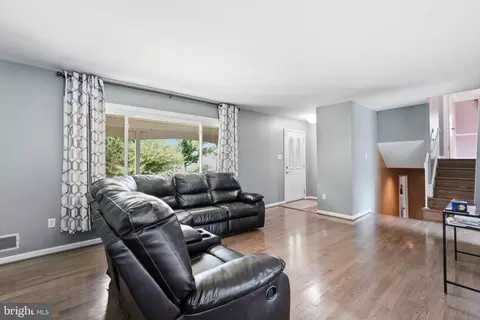 Living - 7603 Dublin Dr, Manassas, VA 20109 photo 2 of 2