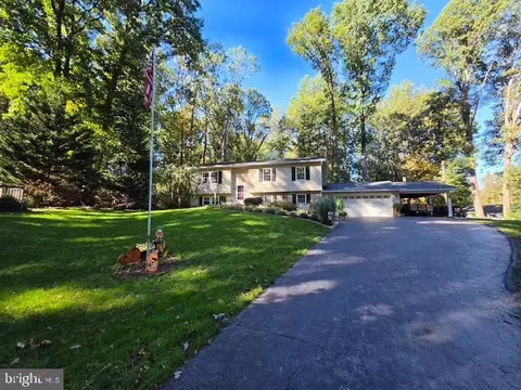 8804 Doug Dr, Nokesville, VA 20181