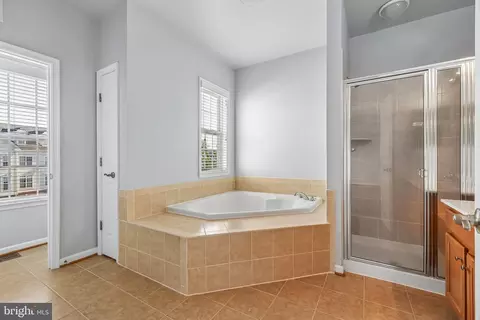 Bath - 6821 Hampton Bay Ln, Gainesville, VA 20155 photo 2 of 2