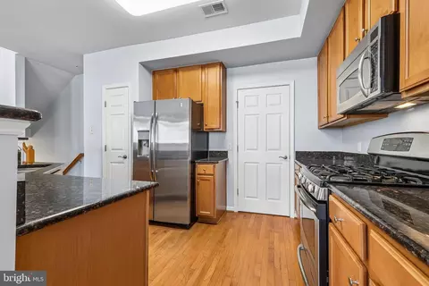 Kitchen - 6821 Hampton Bay Ln, Gainesville, VA 20155 photo 4 of 4