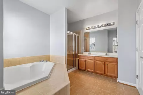 Bath - 6821 Hampton Bay Ln, Gainesville, VA 20155 photo 1 of 2