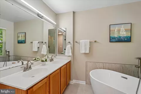 Bath - 15769 Viewpoint Cir, Dumfries, VA 22025 photo 2 of 4