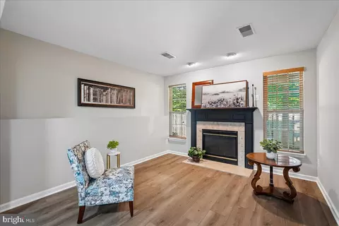 Living - 15769 Viewpoint Cir, Dumfries, VA 22025 photo 2 of 2