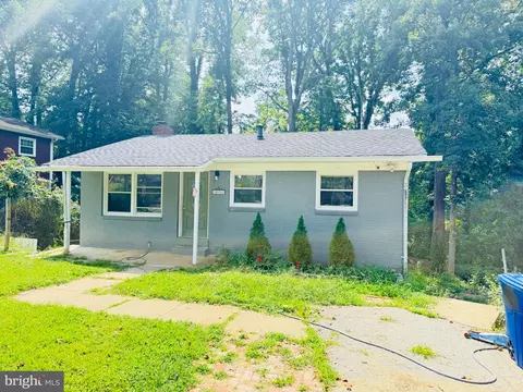 Exterior - 19002 Red Oak Ln, Triangle, VA 22172 photo 2 of 5