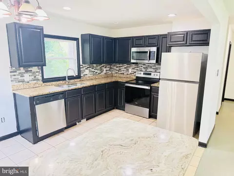 Kitchen - 19002 Red Oak Ln, Triangle, VA 22172 photo 1 of 1