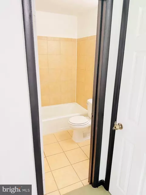 Bath - 19002 Red Oak Ln, Triangle, VA 22172 photo 1 of 1