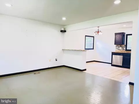 Living - 19002 Red Oak Ln, Triangle, VA 22172 photo 1 of 1