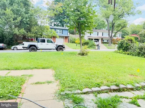 Exterior - 19002 Red Oak Ln, Triangle, VA 22172 photo 4 of 5