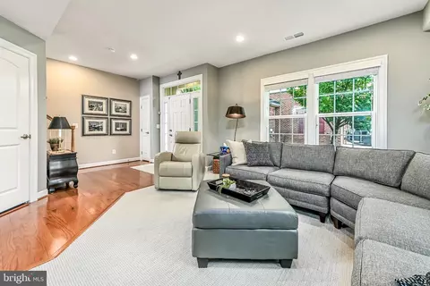 Living - 7868 Culloden Crest Ln, Gainesville, VA 20155 photo 1 of 4
