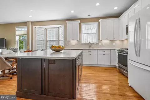 Kitchen - 12840 Dunbarton Dr, Bristow, VA 20136 photo 4 of 9