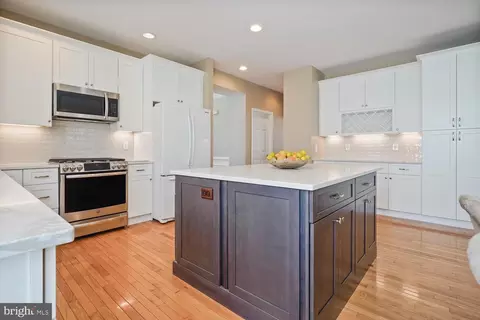 Kitchen - 12840 Dunbarton Dr, Bristow, VA 20136 photo 5 of 9