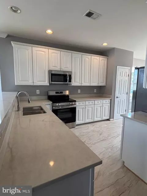 Kitchen - 4029 Lunar Eclipse Dr, Dumfries, VA 22025 photo 4 of 6