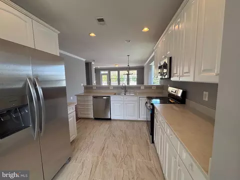 Kitchen - 4029 Lunar Eclipse Dr, Dumfries, VA 22025 photo 3 of 6