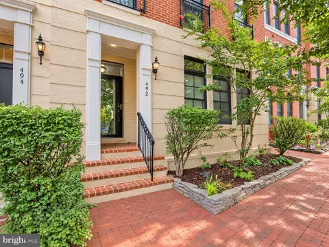 492 Harbor Side St, Woodbridge, VA 22191