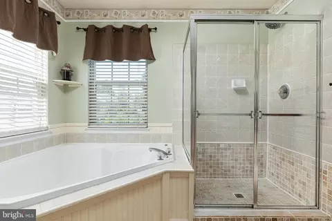 Bath - 13107 Bigleaf Maple Ct, Gainesville, VA 20155 photo 2 of 3