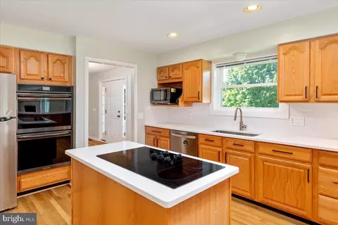 Kitchen - 4703 Angus Dr, Gainesville, VA 20155 photo 3 of 4