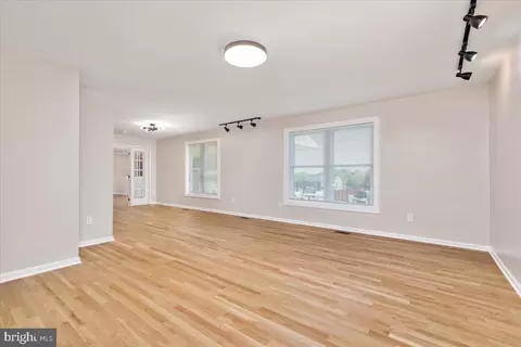 Living - 4703 Angus Dr, Gainesville, VA 20155 photo 10 of 11