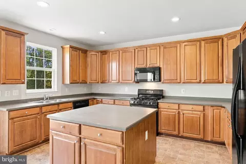Kitchen - 8373 Tenbrook Dr, Gainesville, VA 20156 photo 9 of 10