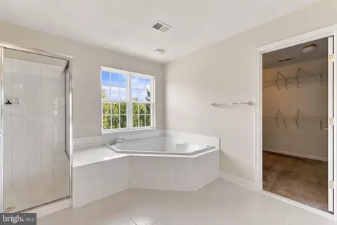 Bath - 8373 Tenbrook Dr, Gainesville, VA 20156 photo 5 of 6