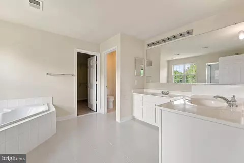 Bath - 8373 Tenbrook Dr, Gainesville, VA 20156 photo 2 of 6