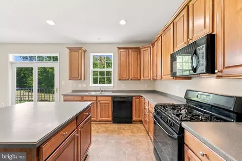 Kitchen - 8373 Tenbrook Dr, Gainesville, VA 20156 photo 7 of 10
