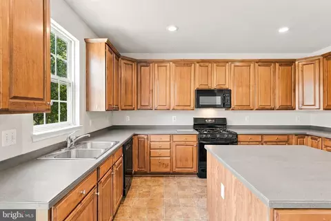 Kitchen - 8373 Tenbrook Dr, Gainesville, VA 20156 photo 5 of 10